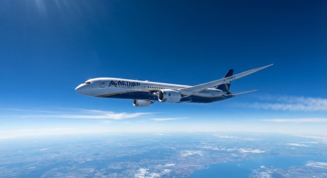 Ein Flugzeug am hellblauen Himmel, symbolisch f&uuml;r die Echtzeit-Verfolgung des Flugverkehrs.