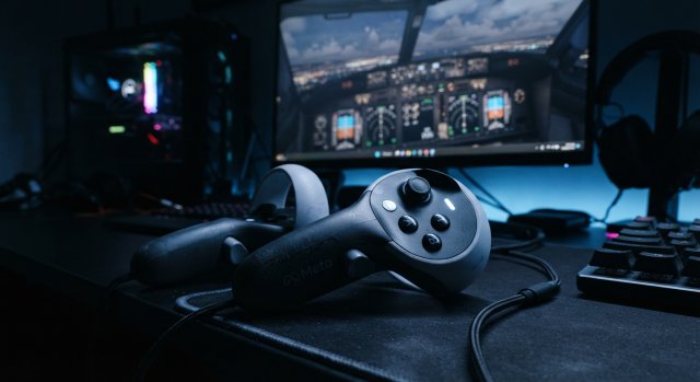 Meta Quest 3 Controller in einer VR-Umgebung vor einem simulierten Flugzeugcockpit.